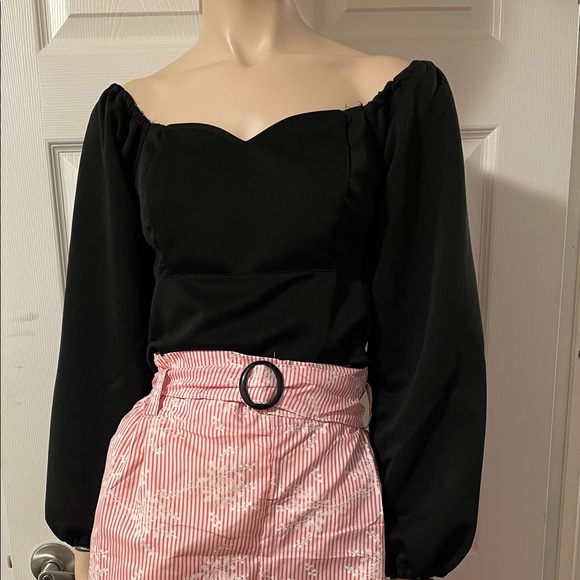 Cropped top..xs to med asian size - Picture 2 of 2